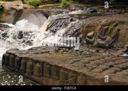 Divinità scolpito rocce di fiume. Spean Kabal. Il Kbal Spean è un antico pellegrinaggio indù sito nella giungla sul lato sud di Kulen Foto Stock