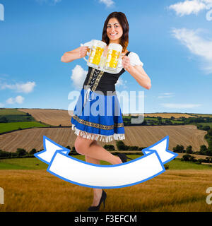 Immagine composita della bella ragazza oktoberfest azienda boccali di birra Foto Stock