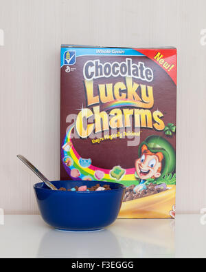 Una scatola e la tazza di cioccolato Portafortuna cereali, fabbricato da General Mills. Foto Stock