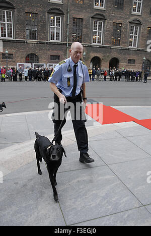 Copenhagen, Danimarca. Il 6 ottobre, 2015. Danese con il cane di polizia seurity controllare prima di Royals e policetian entrare in parlamento danese apertura ufficiale oggi il primo martedì di ottobre Credito: Francesco Dean/Alamy Live News Foto Stock