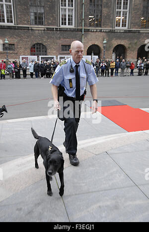 Copenhagen, Danimarca. Il 6 ottobre, 2015. Danese con il cane di polizia seurity controllare prima di Royals e policetian entrare in parlamento danese apertura ufficiale oggi il primo martedì di ottobre Credito: Francesco Dean/Alamy Live News Foto Stock