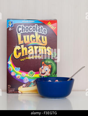 Una scatola e la tazza di cioccolato Portafortuna cereali, fabbricato da General Mills. Foto Stock