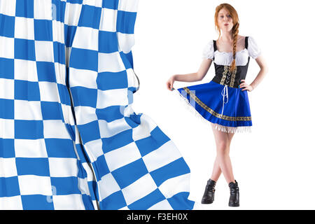 Immagine composita di oktoberfest ragazza espandendo il suo mantello Foto Stock