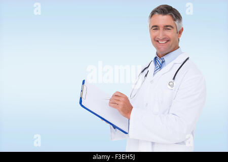 Immagine composita di felice medico iscritto negli appunti Foto Stock
