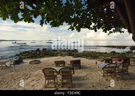 Tabelle di alcuni dei ristoranti sulla spiaggia. Spiaggia di Sihanoukville. Sihanoukville ha un aspetto diverso e sentire di più Cambo Foto Stock