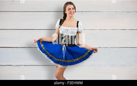 Immagine composita di oktoberfest ragazza espandendo il suo mantello Foto Stock