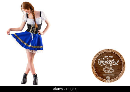 Immagine composita di oktoberfest ragazza espandendo il suo mantello Foto Stock