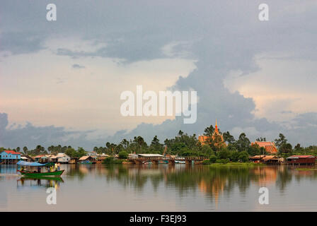 Kampot. Albanese Prek Kampong Bay fiume. Fiume Kampot Kampot, il fiume che è in realtà un estuario, in combinazione con il Bokor mountai Foto Stock