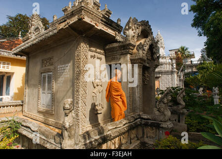 Alloggiamento per i monaci buddisti in Wat Kampheng Tempio. Battambang. Battambang è il capoluogo della provincia di Battambang e Foto Stock