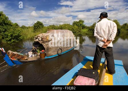 Le barche sul Fiume Sangker. Viaggio da Battambang a Siemp Reap. Il giro in barca tra Siem Reap e Battambang vi offrono molto di Foto Stock
