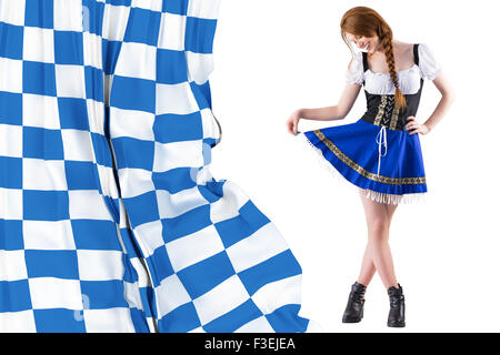 Immagine composita di oktoberfest ragazza espandendo il suo mantello Foto Stock