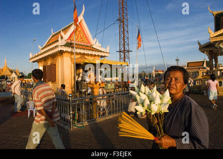 Venditore di fiori vicino al fiume Tonle Sap. Phnom Penh. Una miscela di ospitalità cambogiano, Asian exotica e fascino indocinese attendono t Foto Stock