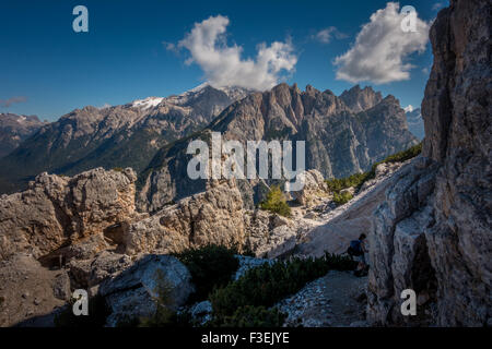 Guardando verso il basso sulla sinistra verso un vecchio Prima Guerra Mondiale lookout post a Cortina, Italia (Dolomiti) Foto Stock