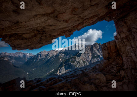 Guardando attraverso un vecchio Prima Guerra Mondiale lookout post a Cortina, Italia (Dolomiti) Foto Stock