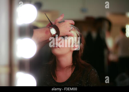 Londra, Regno Unito. 5 Ottobre, 2015. Un musicista dal Cirque Du Soleil ha il suo make up backstage applicata presso la Royal Albert Hall. La mostra itinerante chiamato Amaluna arriva a Londra nel 2016. Credito: Stephen Berkeley-White/Alamy Live News Foto Stock