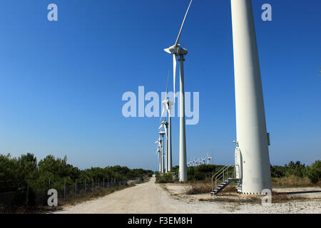 Le turbine eoliche che producono energia elettrica pulita in Bozcaada Turchia. Foto Stock