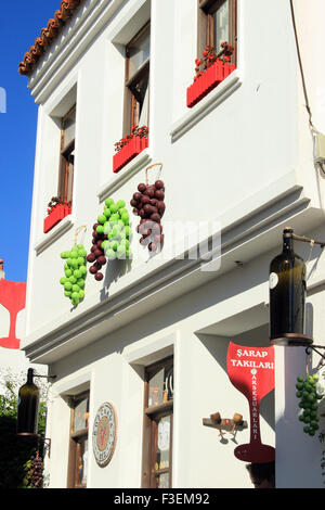 L'esterno della casa del vino è decorata con uve in Bozcaada, Canakkale, Turchia Foto Stock