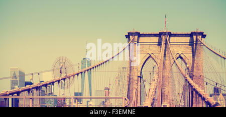 Vintage filtrata immagine panoramica del Ponte di Brooklyn a New York City, Stati Uniti d'America Foto Stock