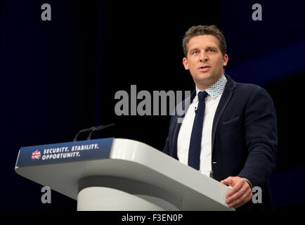 Manchester, Regno Unito. Il 6 ottobre 2015. James Timpson del rivenditore Timpson parla al giorno 3 del 2015 Congresso del Partito Conservatore di Manchester. Credito: Russell Hart/Alamy Live News. Foto Stock