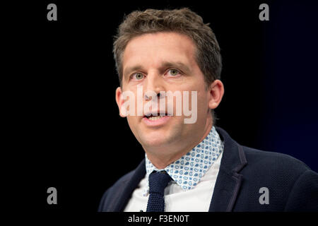 Manchester, Regno Unito. Il 6 ottobre 2015. James Timpson del rivenditore Timpson parla al giorno 3 del 2015 Congresso del Partito Conservatore di Manchester. Credito: Russell Hart/Alamy Live News. Foto Stock