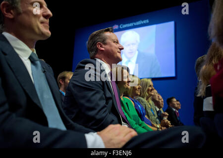 Manchester, Regno Unito. Il 6 ottobre 2015. Zac Goldsmith MP, Partito Conservatore candidato per il sindaco di Londra (sinistra) e l'Rt Hon David Cameron MP, Primo Ministro, sorriso durante un discorso di Boris Johnson, sindaco di Londra durante il giorno 3 del 2015 Congresso del Partito Conservatore di Manchester. Credito: Russell Hart/Alamy Live News. Foto Stock