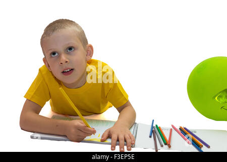 La foto mostra un bel ragazzo il disegno di una matita su un album. Foto Stock