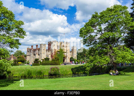 Coppia avente un picnic nella parte anteriore del castello di Hever, casa di famiglia di Anne Boleyn, Hever, Kent, England, Regno Unito Foto Stock