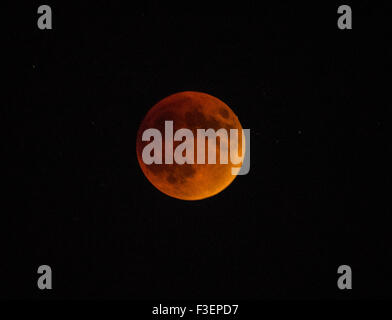 Eclissi lunare di sangue Full Moon Rising over Boise, Idaho, Stati Uniti d'America Foto Stock