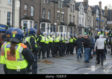 Swindon fans si scontrano con la polizia davanti a loro derby corrispondono a Oxford Foto Stock