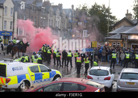 Swindon fans si scontrano con la polizia davanti a loro derby corrispondono a Oxford Foto Stock