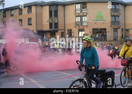 Swindon fans si scontrano con la polizia davanti a loro derby corrispondono a Oxford Foto Stock