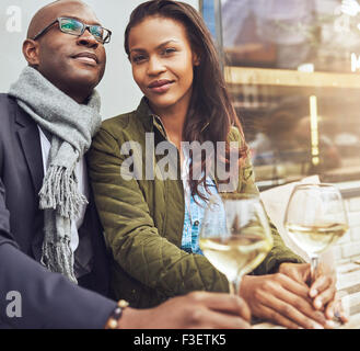 Afro American giovane dating, donna guardando dritto in telecamera Foto Stock