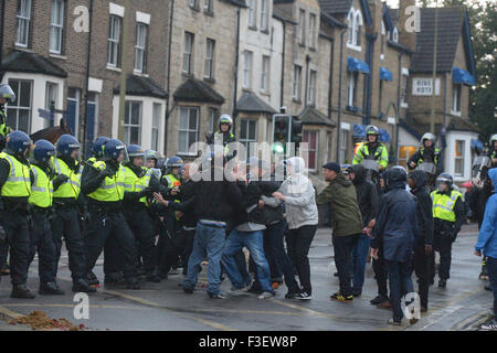 Swindon fans si scontrano con la polizia davanti a loro derby corrispondono a Oxford Foto Stock