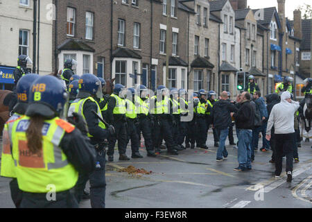 Swindon fans si scontrano con la polizia davanti a loro derby corrispondono a Oxford Foto Stock