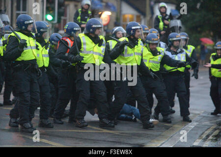 Swindon fans si scontrano con la polizia davanti a loro derby corrispondono a Oxford Foto Stock