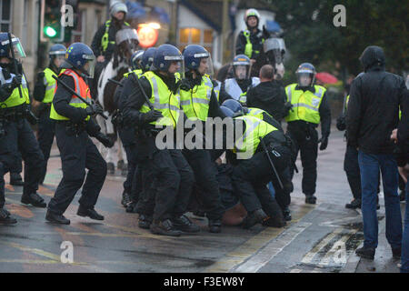 Swindon fans si scontrano con la polizia davanti a loro derby corrispondono a Oxford Foto Stock