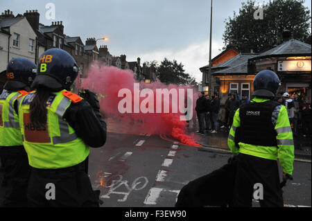 Swindon fans si scontrano con la polizia davanti a loro derby corrispondono a Oxford Foto Stock