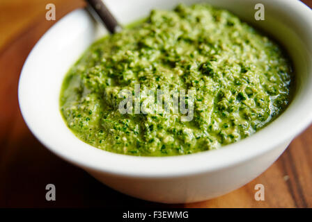 Pesto di cavolo, preparati con prodotti freschi Cavoli rapa, le noci, l'aglio, olio d'oliva e lievito nutrizionale. Foto Stock