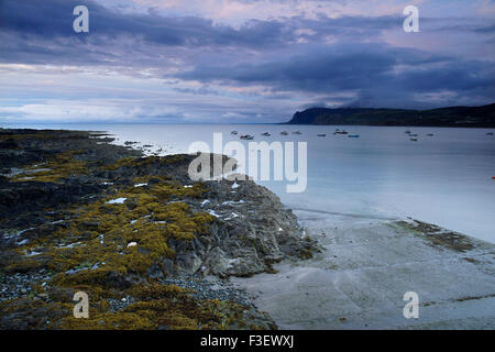 Luce atmosferica oltre la costa nord della penisola di Lleyn visto dal Nefyn, Gwynedd, Galles del Nord, Regno Unito Foto Stock