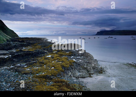 Luce atmosferica oltre la costa nord della penisola di Lleyn visto dal Nefyn, Gwynedd, Galles del Nord, Regno Unito Foto Stock