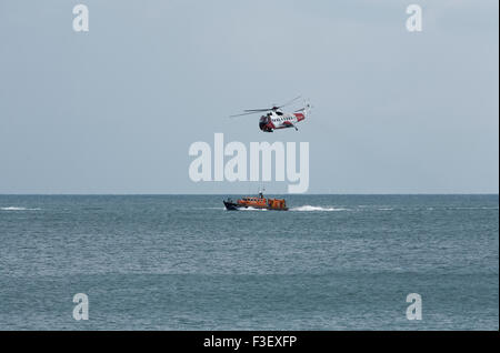 H.M Coastguard ricerca e salvataggio elicottero e RNLI in tutte le condizioni meteorologiche scialuppa di salvataggio che lavora insieme per l'esercizio al largo dell'isola di wight costa inghilterra regno unito Foto Stock