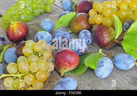 Freschi frutti in autunno su una tavola di legno Foto Stock