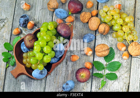 Freschi maturi frutti in autunno su una tavola di legno Foto Stock