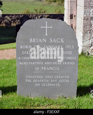 Pietra tombale di Brian Sacco. Chiesa di San Michele. Barton, Parco Nazionale del Distretto dei Laghi, Cumbria, England, Regno Unito, Europa Foto Stock