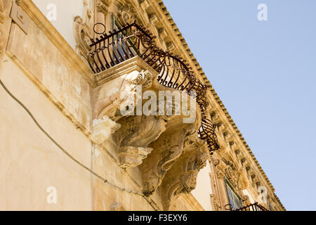 Tradizionale stile barocco balconi a Scicli, Sicilia. Foto Stock