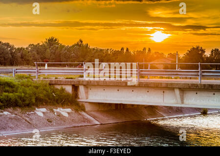 Ponte sul canale grande deviazione di acqua di fiume per irrigazione dei campi coltivati Foto Stock