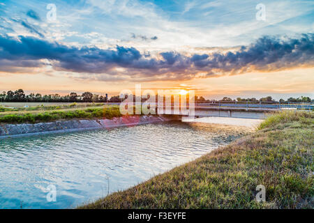 Ponte sul canale grande deviazione di acqua di fiume per irrigazione dei campi coltivati Foto Stock