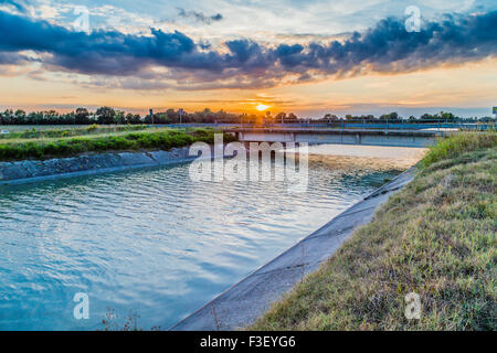 Ponte sul canale grande deviazione di acqua di fiume per irrigazione dei campi coltivati Foto Stock