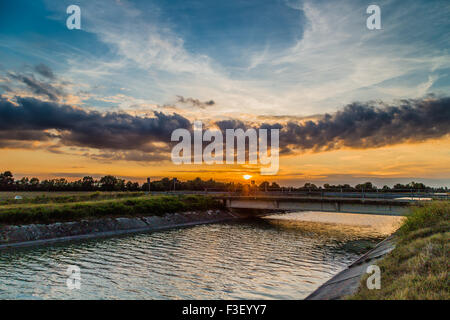 Ponte sul canale grande deviazione di acqua di fiume per irrigazione dei campi coltivati Foto Stock