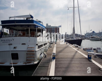 Yacht ormeggiati su un pontone galleggiante al Gunwharf Quays, Portsmouth, Hampshire, Inghilterra Foto Stock